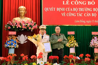Đại tá Trương Minh Đương, Giám đốc Công an tỉnh Lâm Đồng trao quyết định của Bộ trưởng Công an bổ nhiệm Thượng tá Vũ Tuấn Anh.