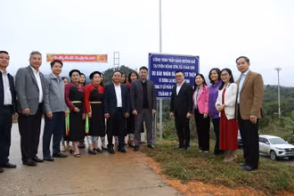 Các đại biểu khánh thành đường điện thắp sáng tại thôn Động Sơn, xã Chân Sơn, huyện Yên Sơn, tỉnh Tuyên Quang.