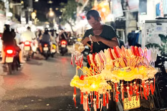Giới trẻ chen nhau "chật cứng" để đón Trung thu phố cổ Hà Nội