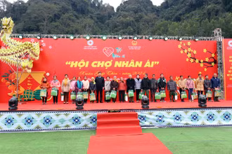 Các đồng chí lãnh đạo tỉnh Tuyên Quang trao quà cho các gia đình chính sách.
