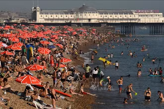 Người dân đổ tới bãi biển tránh nóng tại Brighton, Anh, ngày 7/9/2023. Ảnh: AFP/TTXVN