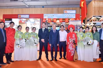 Ông Steven Abajoli, Giám đốc Foire de Paris, chúc mừng sự hiện diện đầy ấn tượng của Việt Nam tại hội chợ năm nay. (Ảnh: MINH DUY - KHẢI HOÀN)