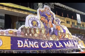 Băng rôn khổng lồ của hội cổ động viên Hà Nội FC