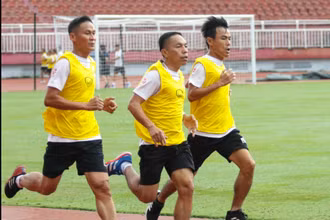 Các trọng tài thực hiện bài kiểm tra thể lực. 