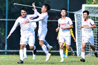 Các cầu thủ U19 Thể Công Viettel ăn mừng bàn thắng duy nhất để chiến thắng U19 Sông Lam Nghệ An. 