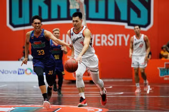 Đặng Thái Hưng (áo trắng) trong một trình huống lên bóng của Thang Long Warriors. (Ảnh: VBA)