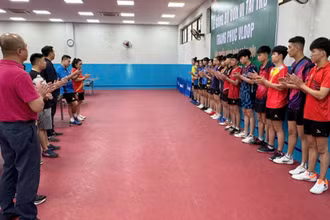 Các vận động viên của đội tuyển bóng bàn trẻ Việt Nam trước giờ khởi hành. (Ảnh: Nhật Quang)
