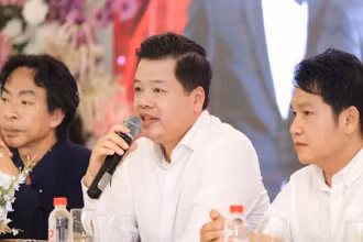 Tam ca Trọng Tấn - Đăng Dương - Việt Hoàn tại buổi họp báo.