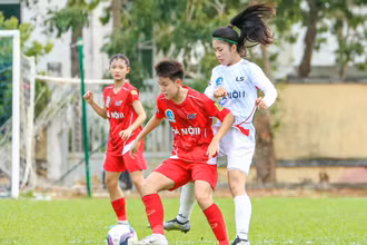 Hà Nội I (áo trắng) thắng đậm trước đội bóng cùng thành phố. (Ảnh: VFF)