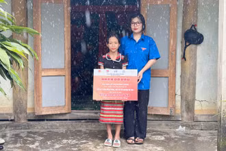 Một trong rất nhiều em nhỏ vùng cao nhận được sự "đỡ đầu" của dự án. 