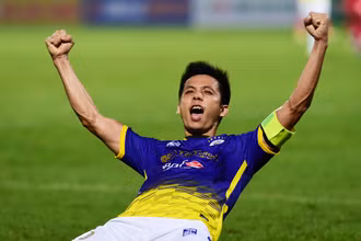 [Ảnh] Văn Quyết đưa Hà Nội trở lại đầu bảng V-League