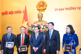 Chủ tịch Quốc hội Vương Đình Huệ với các đồng chí Trưởng Cơ quan đại diện Việt Nam ở nước ngoài tại buổi tiếp. (Ảnh: DUY LINH)