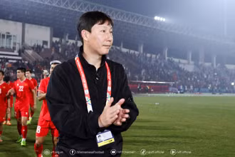 Huấn luyện viên Kim Sang-sik chúc mừng các học trò sau trận thắng Thái Lan với tỷ số 2-1. 