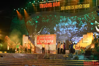 Vở kịch hát “Bình Minh Đỏ” mang đến những khoảnh khắc xúc động cho người xem. (Ảnh: ĐĂNG KHOA)