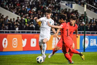 U20 Uzbekistan (áo trắng) thi đấu quyết liệt trước U20 Hàn Quốc. (Ảnh: AFC)