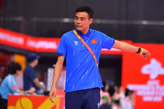 Huấn luyện viên Nguyễn Đình Hoàng của đội tuyển futsal nữ Việt Nam tại Giải Futsal nữ vô địch châu Á 2025. (Ảnh: VFF)