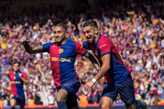 Raphinha (trái) lập cú đúp giúp Barca giành chiến thắng. (Ảnh: Barca FC)