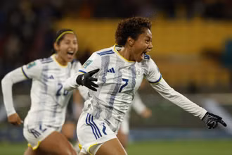 Sarina Bolden ăn mừng bàn thắng đầu tiên của Philippines tại một kỳ World Cup. (Ảnh: Reuters)