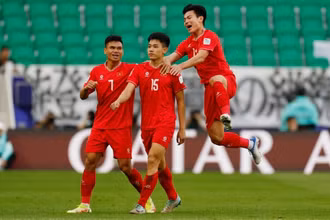 Đình Bắc (số 15) gỡ hòa 1-1 cho tuyển Việt Nam. (Ảnh: Reuters)