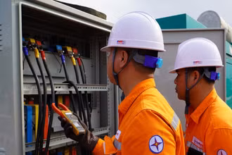 Điện lực TP Hạ Long kiểm tra thông số kỹ thuật bảo đảm cung cấp điện an toàn, liên tục. (Ảnh: EVN)