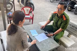 Đại úy Đặng Hồng Nhất hỗ trợ người dân địa phương làm thủ tục hành chính.