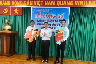 Ông Nguyễn Toàn Thắng, Giám đốc sở Tài nguyên và Môi trường Thành Phố Hồ Chí Minh (đứng giữa) trao quyết định điều động, bổ nhiệm cán bộ. 