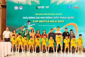 Ban Tổ chức chụp ảnh lưu niệm cùng các cầu thủ nhí U11. (Ảnh: HUY HOÀNG)