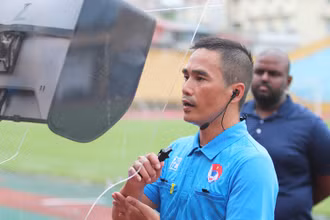 Trọng tài Mai Xuân Hùng thực hành xem lại tình huống dưới sự quan sát của chuyên gia FIFA Bhaveshan Moorghen. (Ảnh: VFF)