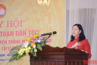 Đồng chí Bùi Thị Minh Hoài, Bí thư Trung ương Đảng, Trưởng Ban Dân vận Trung ương phát biểu tại Ngày hội Đại đoàn kết toàn dân tộc tại thôn An Thuận.