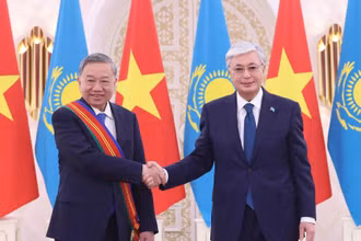Tổng thống Kassym-Jomart Tokayev trao Huân chương Hữu nghị hạng Nhất của Kazakhstan tặng Tổng Bí thư Tô Lâm. (Ảnh: TTXVN)