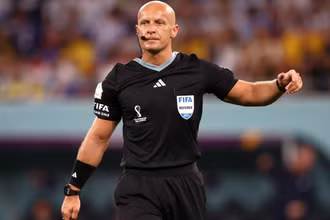 Trọng tài người Ba Lan - ông Szymon Marciniak. (Ảnh: Goal)