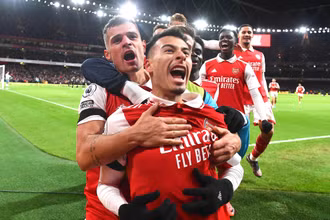 Phong cách ăn mừng cuồng nhiệt của các cầu thủ Arsenal. (Ảnh: PremierLeague)