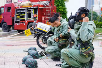 Trang bị thiết bị bảo hộ chống độc, thiết bị đo trước khi tiếp cận hiện trường để đo, đánh giá an toàn bức xạ khu vực.