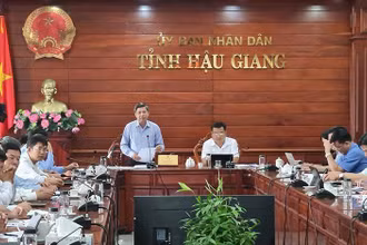 Chủ tịch Ủy ban nhân dân tỉnh Hậu Giang, Đồng Văn Thanh chỉ đạo tại hội nghị. 