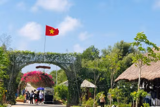 Nhiều du khách rất thích thú trải nghiệm du lịch tại công trình điện gió Hòa Bình-Bạc Liêu. 