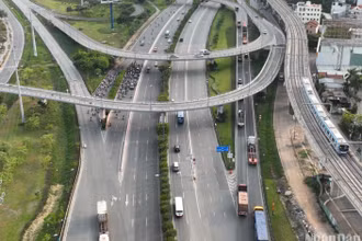 Tuyến Metro Bến Thành-Suối Tiên chạy thử nghiệm đoạn trên cao dọc Xa lộ Hà Nội chiều 26/4.