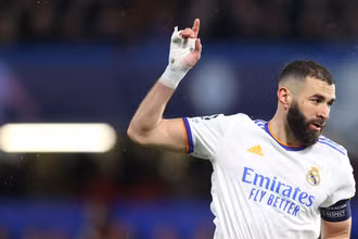 Hình ảnh "chiếc băng trắng" đã gắn liền với Benzema từ năm 2019 với chấn thương ở tay. (Ảnh: Goal)