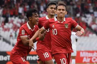 Egy Maulana (số 10) ăn mừng bàn thắng mở tỷ số cho Indonesia. (Ảnh: Getty)