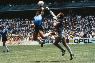 Pha bóng "Bàn tay của Chúa" của Maradona. (Nguồn: theguardian.com)