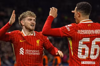 Harvey Elliott (trái) trở thành người hùng của Liverpool khi mang về bàn thắng muộn duy nhất. (Ảnh: Liverpool)