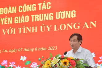 Phó Trưởng Ban Tuyên giáo Trung ương Phan Xuân Thủy phát biểu chỉ đạo tại buổi làm việc với Tỉnh ủy Long An. 
