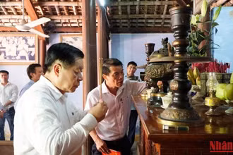 Trưởng Ban Tuyên giáo Trung ương Nguyễn Trọng Nghĩa và các thành viên trong Đoàn dâng hương tưởng niệm, bày tỏ lòng biết ơn vô hạn, tri ân sâu sắc đối với sự cống hiến của Đại tướng Nguyễn Chí Thanh. (Ảnh: CÔNG HẬU)