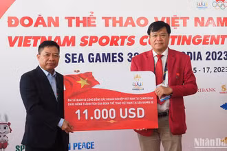 Tặng quà chúc mừng thành tích thi đấu của Đoàn Thể thao Việt Nam tại SEA Games 32.