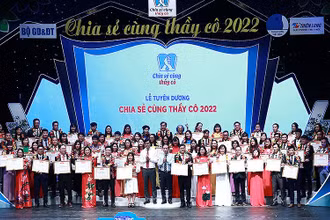 Trao thưởng tặng 68 đại biểu của chương trình “Chia sẻ cùng thầy cô” năm 2022.