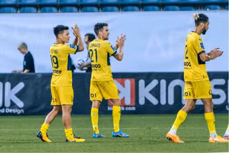 Quang Hải cùng những người đồng đội sau trận đấu với Dijon. (Ảnh: Pau FC)
