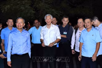 Thủ tướng Cộng hòa Singapore Lý Hiển Long đi dạo tại khu vực Hồ Hoàn Kiếm. (Ảnh: TTXVN)