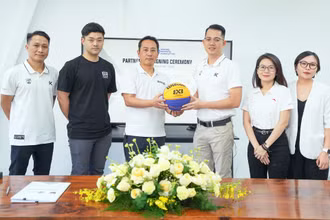 Đại diện XSM (cầm banh trái) và VBA ( cầm banh phải) tại Lễ ký kết VBA và XSM.