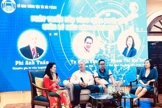 Các diễn giả trao đổi về phát triển, đưa nền tảng công nghệ vào quản lý, điều hành logistics.