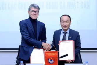 Tổng thư ký Liên đoàn Bóng đá Việt Nam Nguyễn Văn Phú gia hạn hợp đồng với Giám đốc kỹ thuật Koshida Takeshi. 
