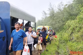 Người dân trên đảo Cồn Cỏ được ô tô chở đến hầm quân sự tìm nơi trú ẩn an toàn trước bão. 